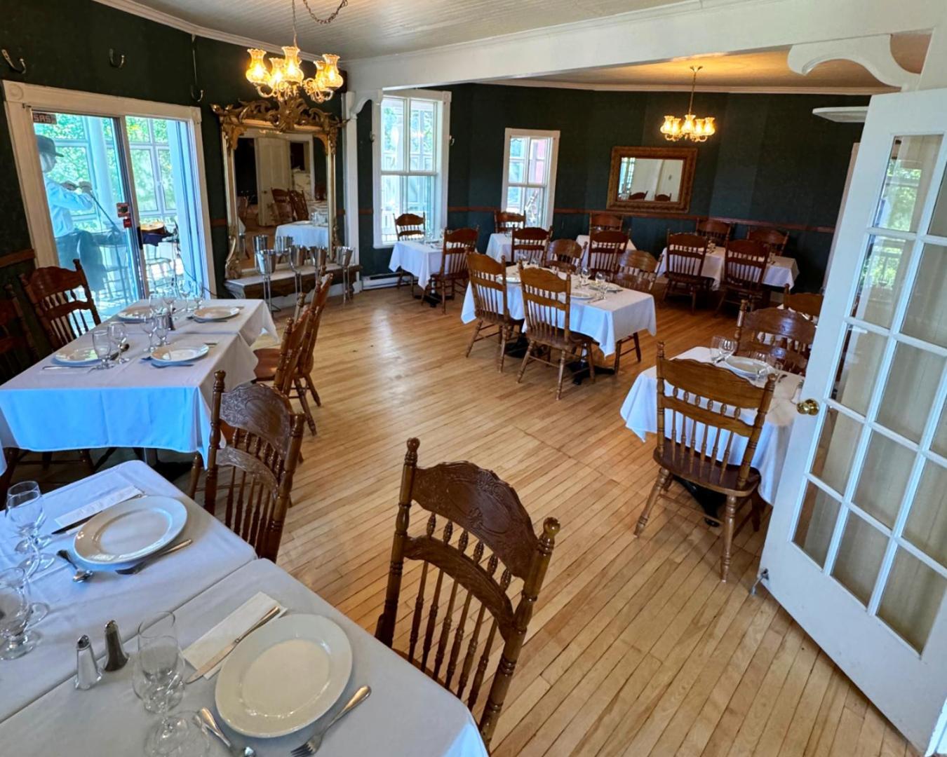 Auberge De La Tour Du Lac Sainte-Agathe-des-Monts Bagian luar foto