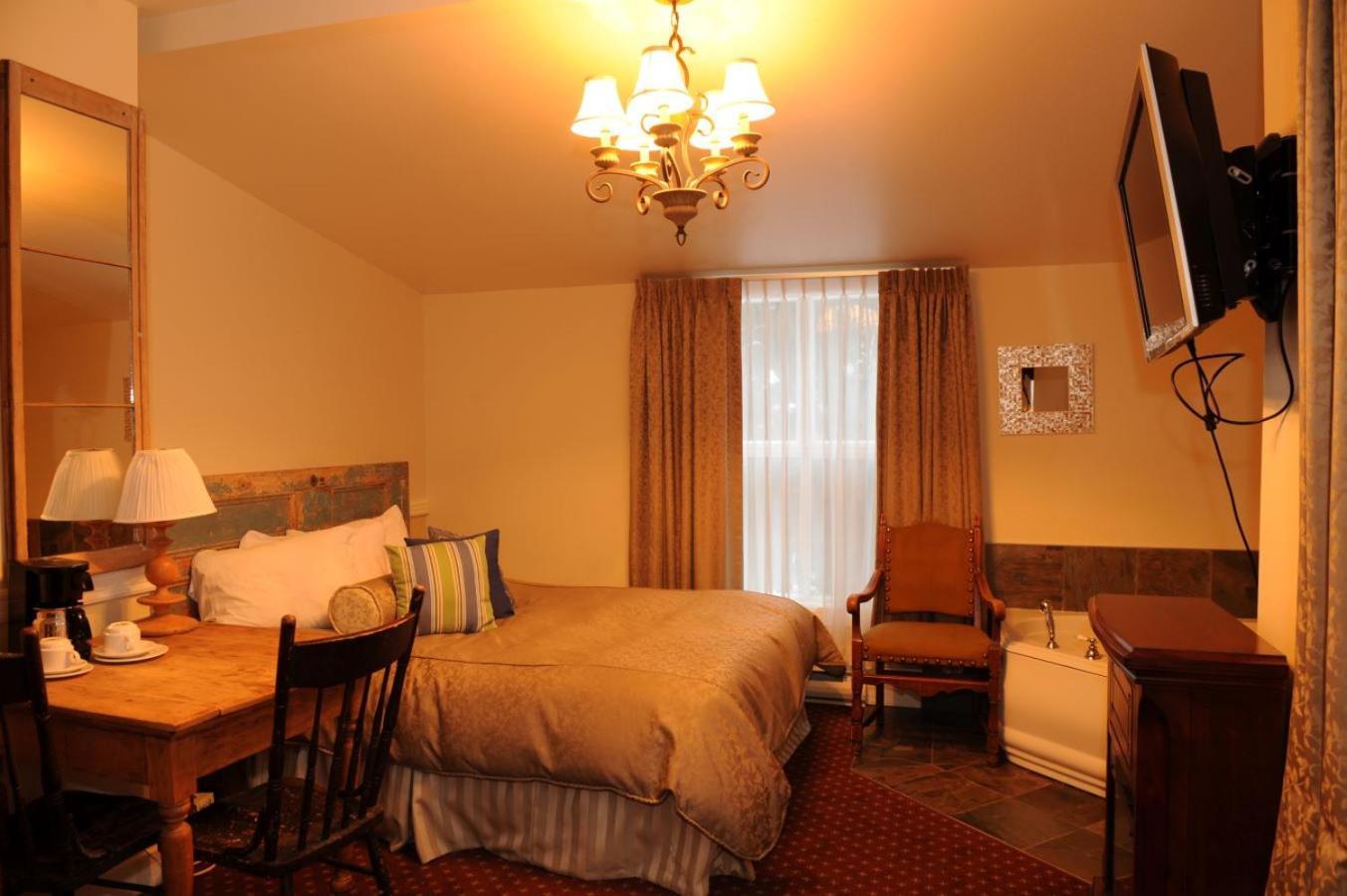 Auberge De La Tour Du Lac Sainte-Agathe-des-Monts Bagian luar foto