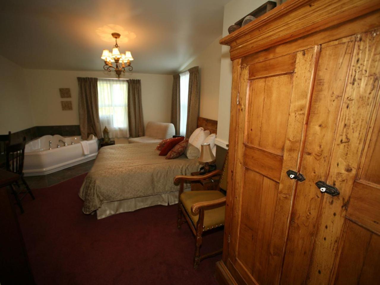 Auberge De La Tour Du Lac Sainte-Agathe-des-Monts Bagian luar foto