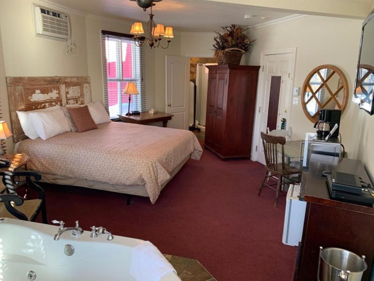 Auberge De La Tour Du Lac Sainte-Agathe-des-Monts Bagian luar foto