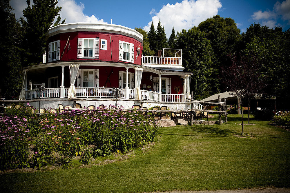 Auberge De La Tour Du Lac Sainte-Agathe-des-Monts Bagian luar foto