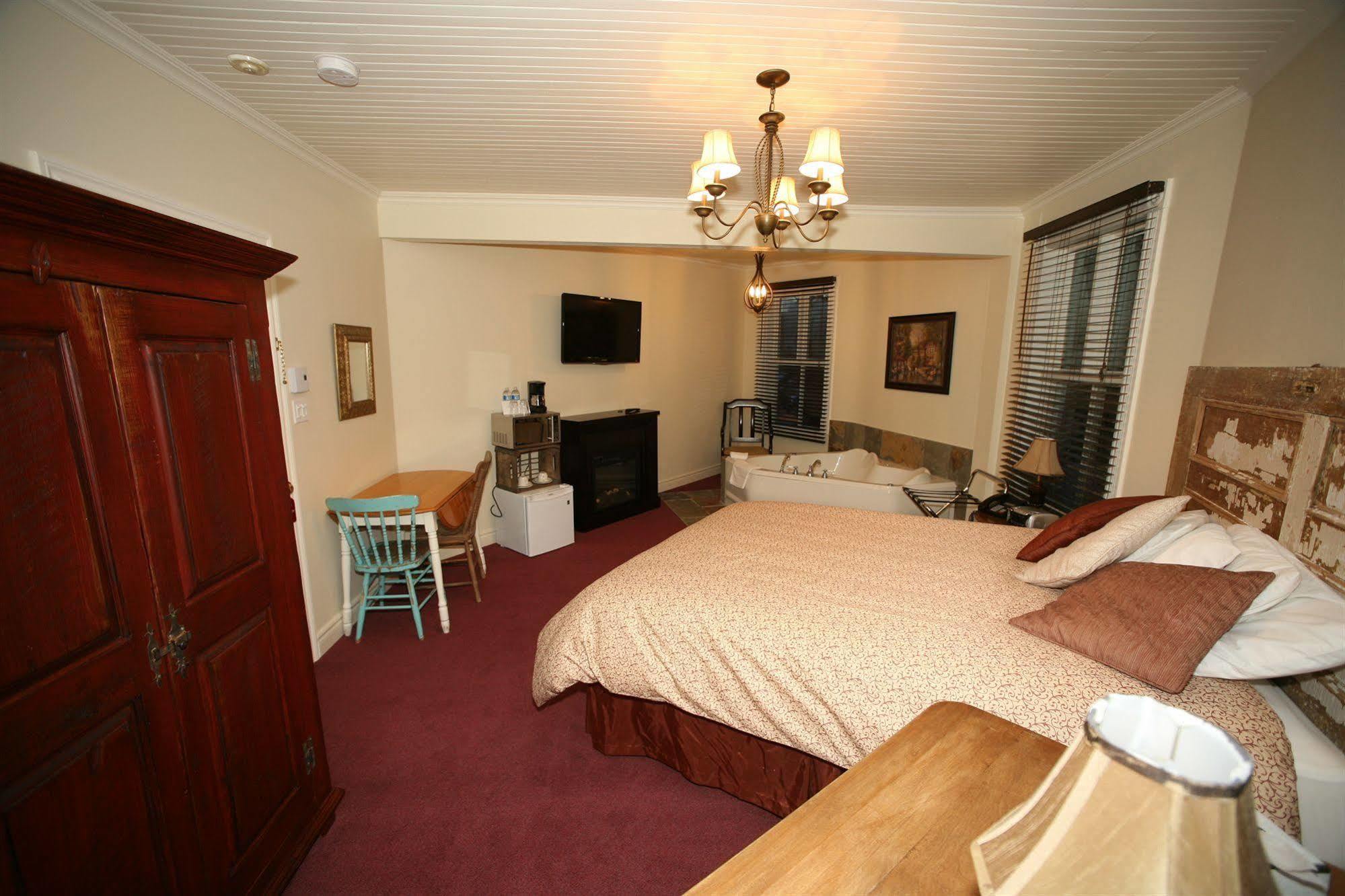 Auberge De La Tour Du Lac Sainte-Agathe-des-Monts Bagian luar foto